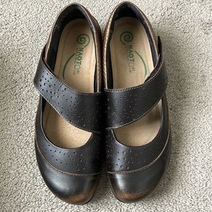 Naot Aroha Size 41 Volcanic Roast Bronze Mary Janes